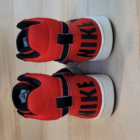 Nike Black and Red Men's Sneakers - Picture 6 of 9